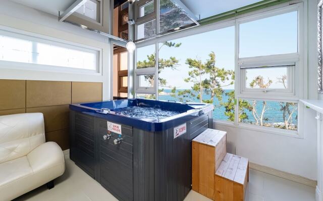 Pohang Pinewave Sea & Spa Pension