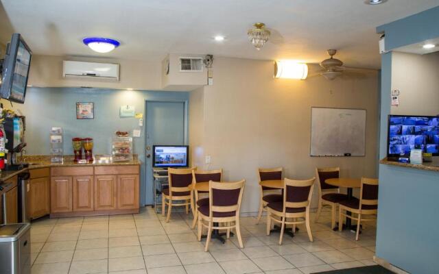 Townhouse Inn & Suites