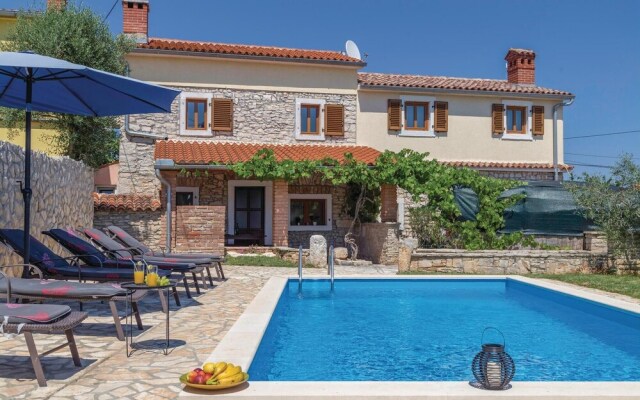 Nice Home in Liznjan With 4 Bedrooms, Internet and Outdoor Swimming Pool