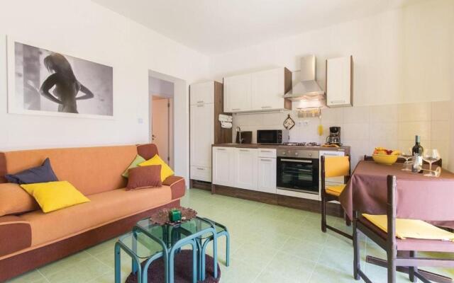 Garden apartment with terrace and grill
