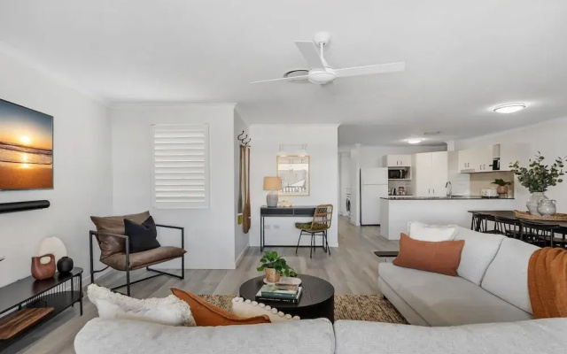 3-bed Haven With Balcony and Bbq, 5-min to Beach
