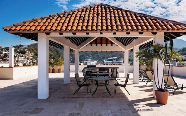 Ocean View 2Br Condo-balcony-beach-pool 710