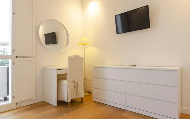 Brand new Suite With Balcony Via Albertoni