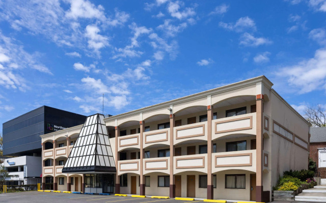 Travelodge by Wyndham Manhasset