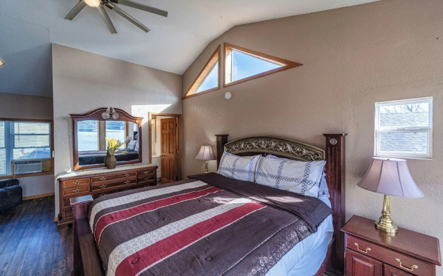 Redbud Retreat Amenity-filled Waterfront Home!