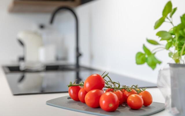 Leonardo - swimming pool and wide patio with barbecue