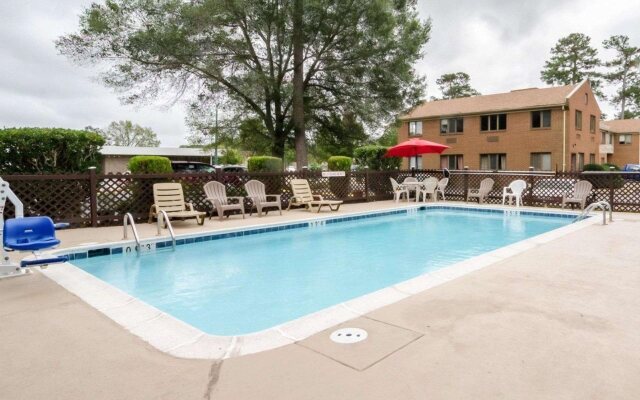 Econo Lodge Colonial