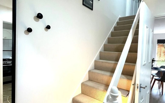 Charming Home Near Gatwick Airport