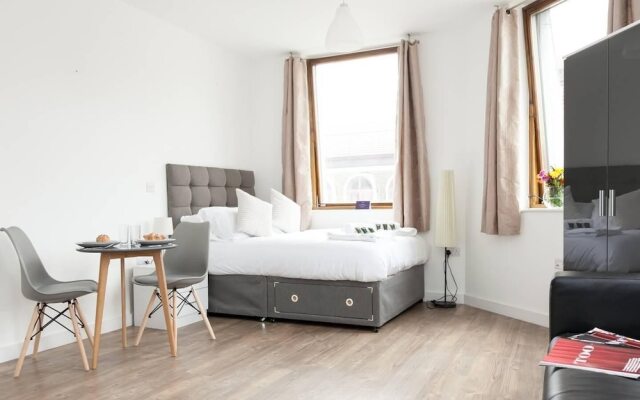 Spacious And Elegant City Centre Studio!