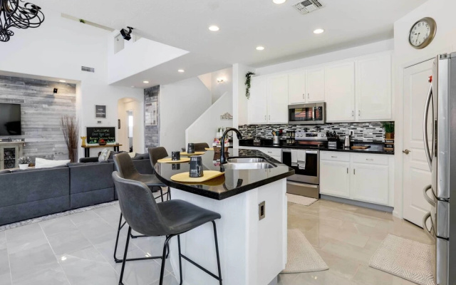 Pool, Fire Pit & Grill: Goodyear Home!