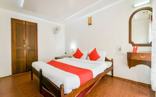 OYO 13589 HouseBoat My Trip Deluxe 4 BHK Private