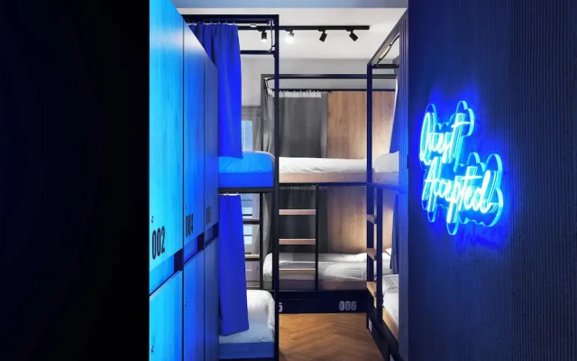 Retroverse Hostel