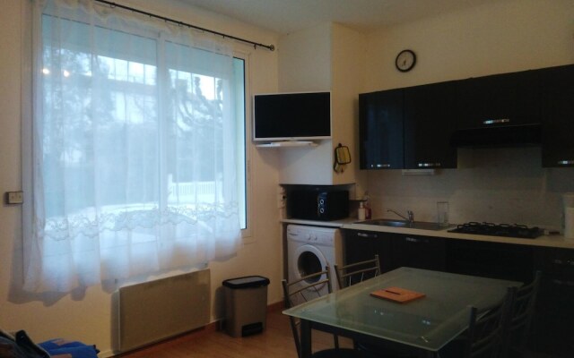 Apartment With one Bedroom in Jonzac, With Terrace and Wifi