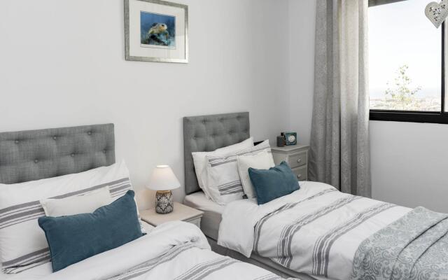 LAE23i- Apotel Estepona Hills by roomservices