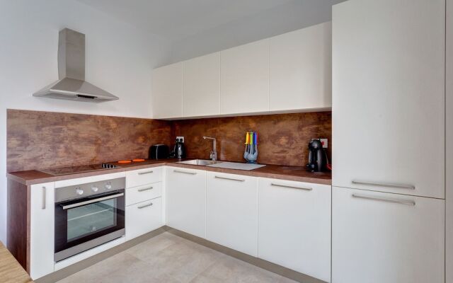 Brand New Designer Finished Apartment, Central Location
