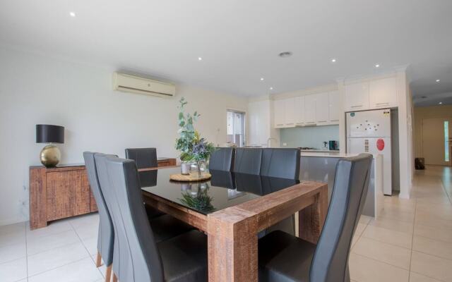 Superb Luxe 5BR House@point Cook Near Lake