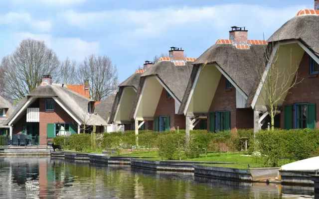 Giethoorn Villa With Modern Touch