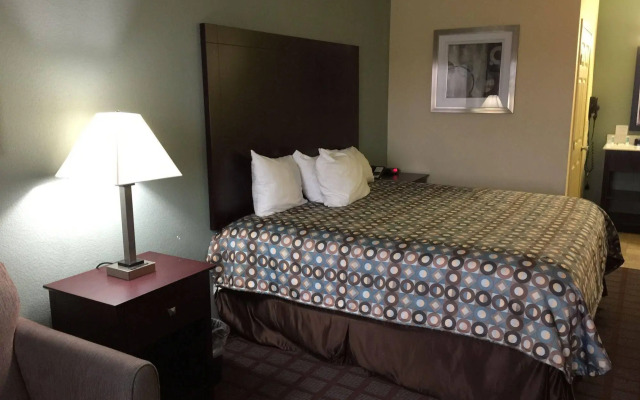 Pearsall Inn & Suites