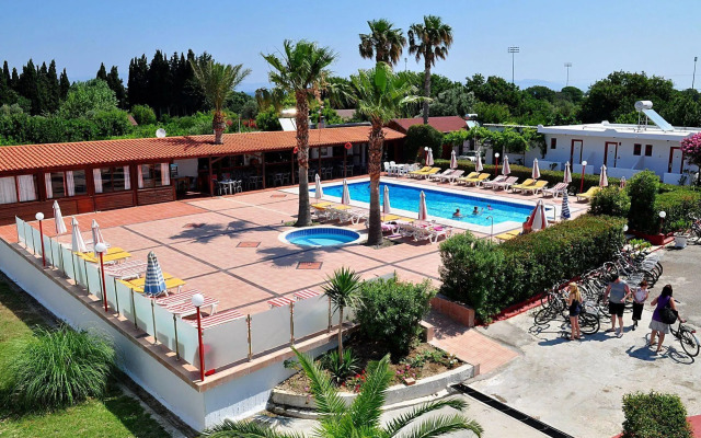 Sandy's Studios Apartments & Log Villas