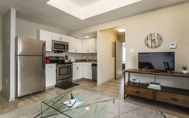Contemporary 1 bedroom | CozySuites