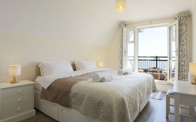 Modernly Furnished Holiday Home With Balcony, Near Felixstowe Beach