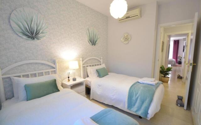 Luxury beach side apartment in Marbella Playa