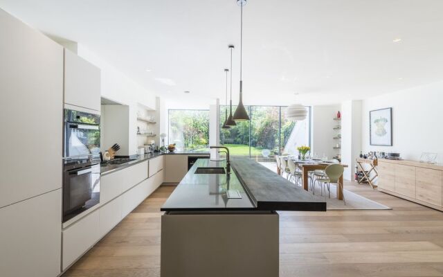 Luxurious Highbury Mansion with Beautiful Garden