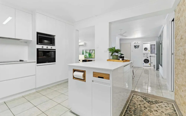 Rainforest Reef Retreat - Esplanade Ground-floor Apartment