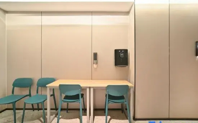 Mijia Youth Hotel (798 Art Park Gaojiayuan Subway Station Branch)