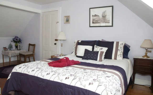 Candlebay Inn