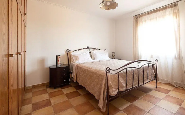 Villa Billia Cheerful 4 Bedroom Home w Ocean View