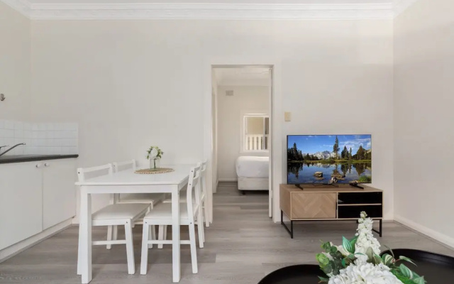 Chic 1-bed Retreat Near Shops & Beach – Guest Rooms – Sydney