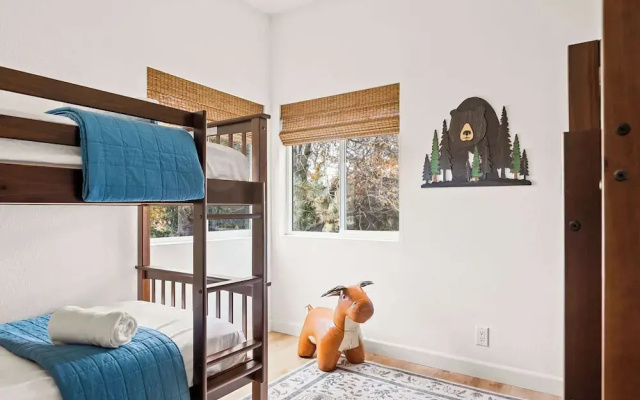The Fancy Fox Stunning 4 BR Retreat, Min to Lake