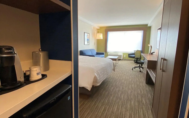 Holiday Inn Express & Suites Aurora by IHG