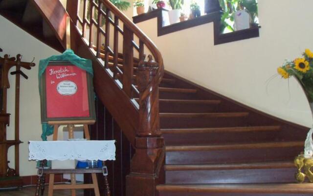 Weingut, Gästehaus und Kräuterhof