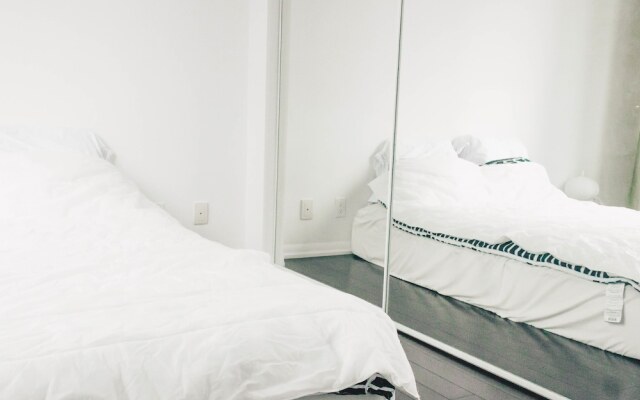 CN Tower View : Business & Travel Suites