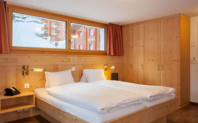 Julen Wendelin, Hotel Touring