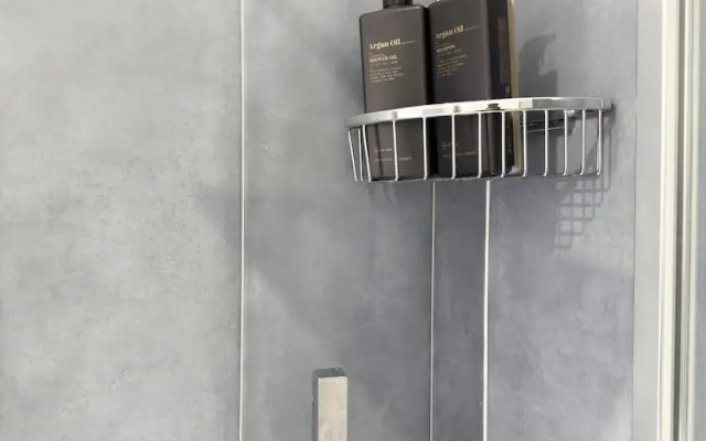 Lovely Design Apartment With Balcony