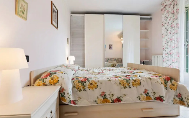 Vibrant Holiday Home in Lazise with Swimming Pool near Lake