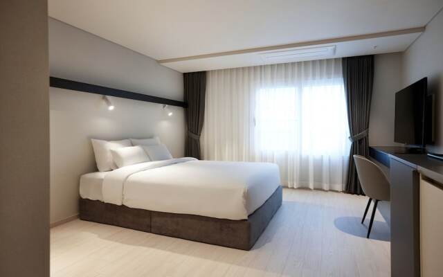 The Connoisseur Residence Hotel