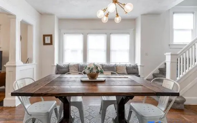 Spacious Duplex for 14 in Downtown