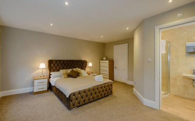 Luxury Listed Townhouse 350 Yds From Racecourse
