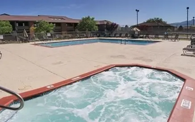 River Oaks Suites & Apartments