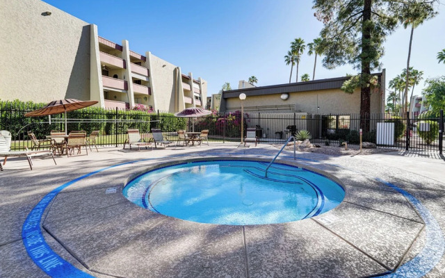 Scottsdale Condo w/ Community Pool & Hot Tub!