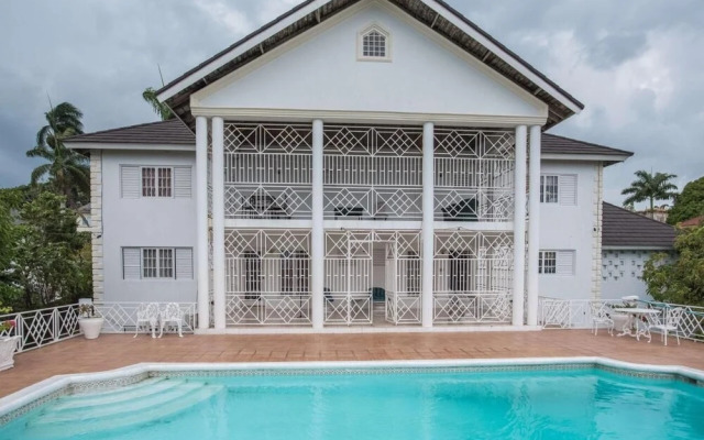 Lawrence Pool House