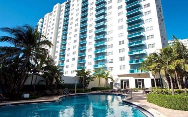 Hollywood Apartment by the Sea