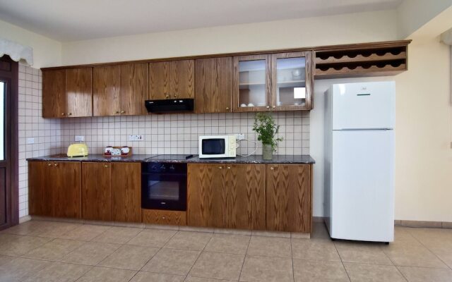 Villa Only 50m To The Sea, Sleeps 12, Polis