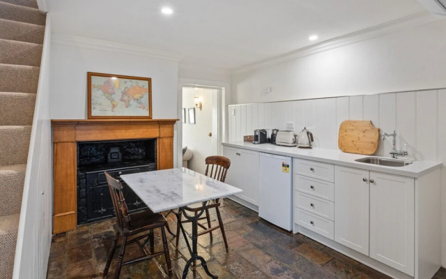 Lythgo's Row Colonial Cottages