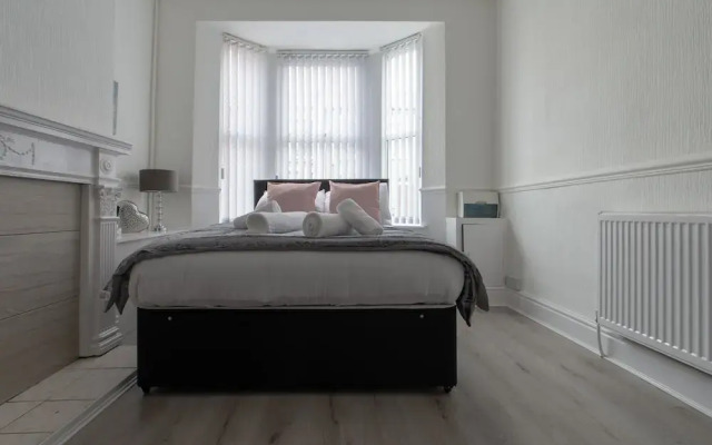 Lux Apartments 4 Bedroom House Sutcliffe