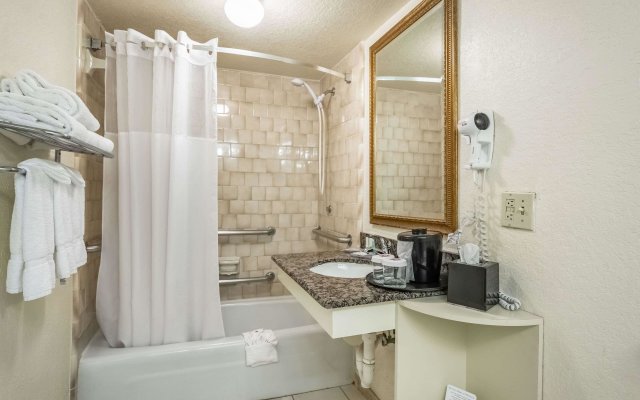 Clarion Inn & Suites Central Clearwater Beach